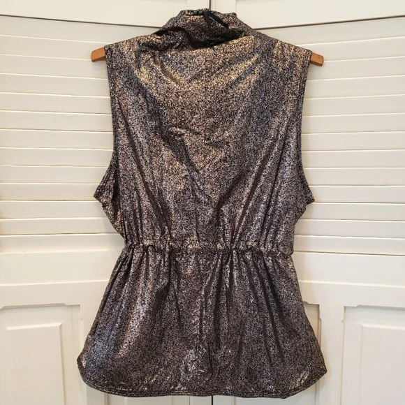 ⭐FABLETICS | Liora Metallic Athletic Ripstop Cowl Neck Kangaroo Pocket Vest - Picture 16 of 16